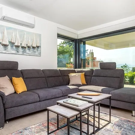 Larus Villa *