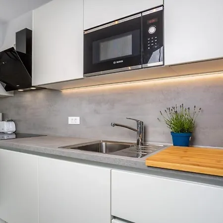 Larus Villa *