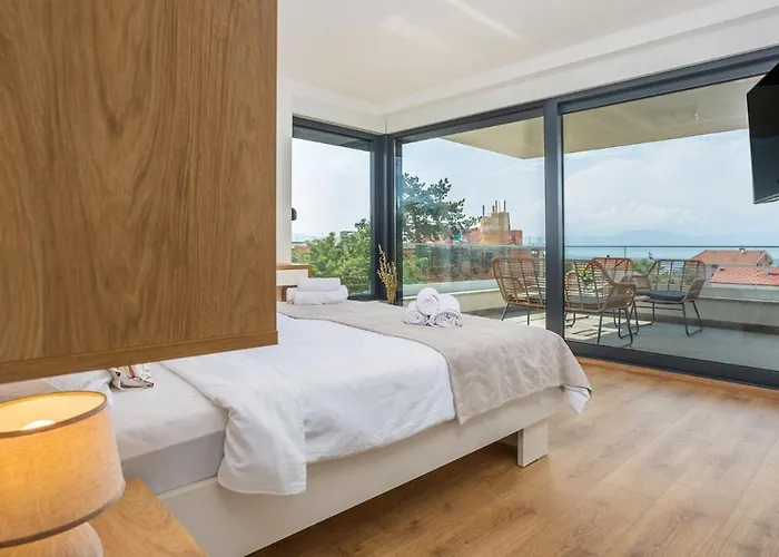 Larus Villa *